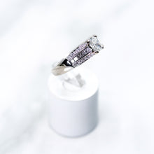 Carica l'immagine nel visualizzatore di Gallery, Rectangular Modified Brilliant-cut Diamond Engagement Ring