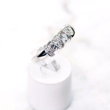 Cargar imagen en el visor de la galería, Platinum Diamond Three Stone Ring