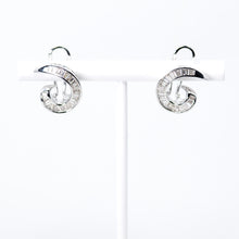 Cargar imagen en el visor de la galería, Baguette Diamond Swirl Earrings
