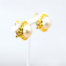 Cargar imagen en el visor de la galería, Moby Pearl French Clip Earrings
