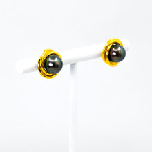 Carica l&#39;immagine nel visualizzatore di Gallery, Black Tahitian Pearl Earrings in 18kt Yellow Gold

