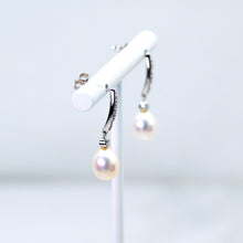 Carica l&#39;immagine nel visualizzatore di Gallery, Freshwater Pearl and Diamond Dangle Earrings
