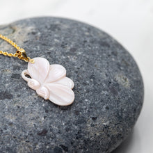 Lade das Bild in den Galerie-Viewer, Pink Mother of Pearl Butterfly Pendant with Chain
