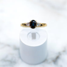 Carica l&#39;immagine nel visualizzatore di Gallery, Oval-cut Sapphire and Diamond  Three Stone Ring
