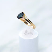 Carica l&#39;immagine nel visualizzatore di Gallery, Pear Shaped Sapphire and Diamond Ring
