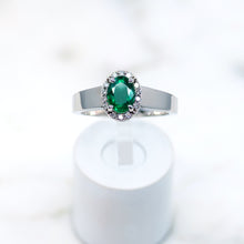 将图片加载到图库查看器，Emerald and Diamond Halo Ring
