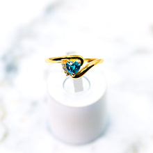 Lade das Bild in den Galerie-Viewer, Blue Zircon and Diamond Ring
