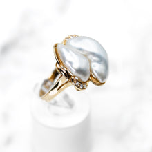 Lade das Bild in den Galerie-Viewer, Semi-Baroque Double South Sea Pearl and Diamond Ring
