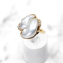 Cargar imagen en el visor de la galería, Semi-Baroque Double South Sea Pearl and Diamond Ring
