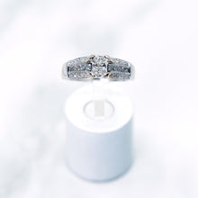 Carica l&#39;immagine nel visualizzatore di Gallery, Rectangular Modified Brilliant-cut Diamond Engagement Ring
