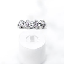 Carica l&#39;immagine nel visualizzatore di Gallery, Platinum Diamond Three Stone Ring
