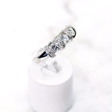 Cargar imagen en el visor de la galería, Platinum Diamond Three Stone Ring
