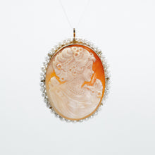 Cargar imagen en el visor de la galería, Italian Cameo Pin/Pendant with Culture Pearl Bezel
